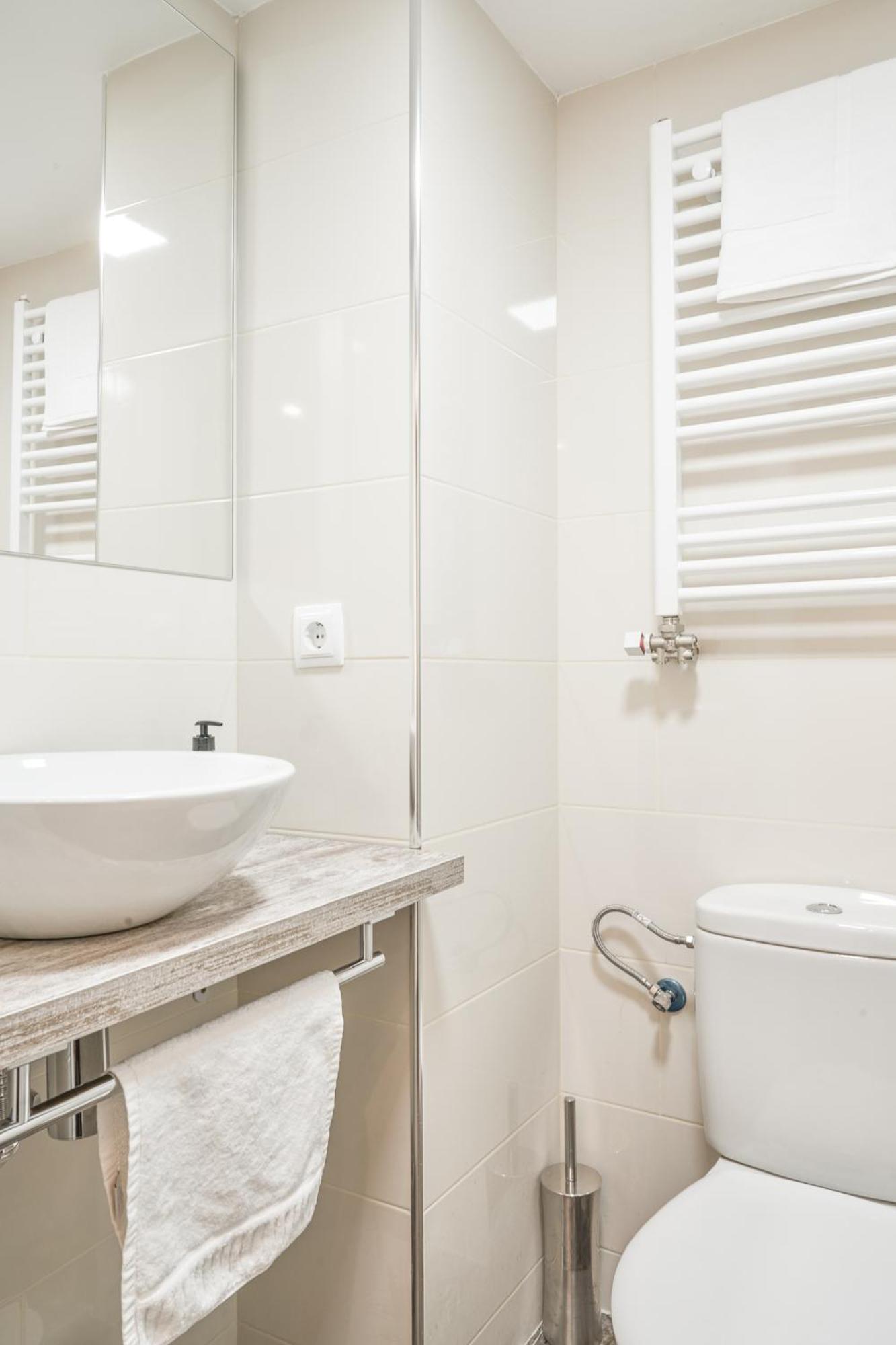 Family-Friendly Home In Central Barcelona 4Bdr Exterior photo